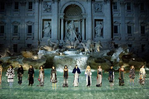 fendi fontana di trevi sfilata tg|Fendi sfila dentro Fontana di Trevi e festeggia i suoi 90 anni.